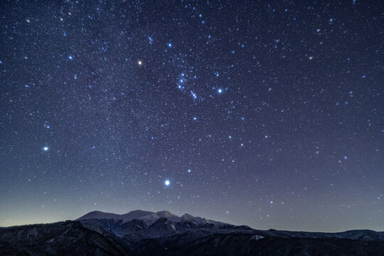 岐阜県下呂市から見た御嶽山と星空