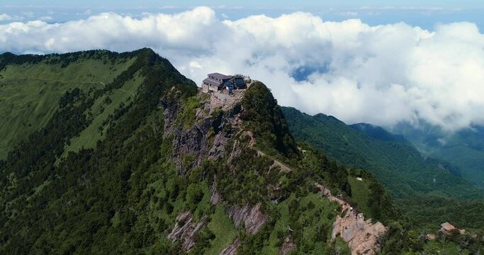 日本百名山・石鎚山の雄大な山岳風景を巡る空撮｜地形と景観が伝わるドローン映像