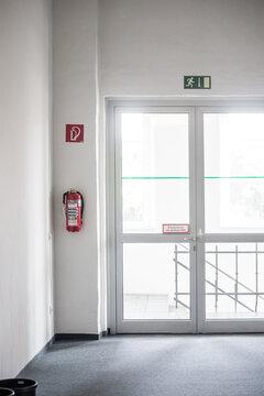 Glastür und Feuerlöscher in einem Bürogebäude