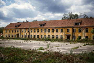 Fototapeta premium Verlassenes Gebäude - Kaserne - Barracks - Verlassener Ort - Urbex / Urbexing - Lost Place - Artwork - Creepy - High quality photo