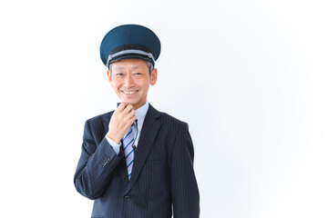 車内放送をする男性の車掌