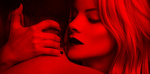 Blonde woman in red lips seducing man closeup in red light - obrazy, fototapety, plakaty