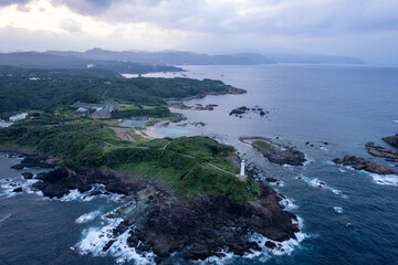 夕暮れの岬先端にある灯台の風景