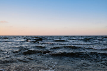 Naklejka premium sunset over the sea, Ocean horizon with waves