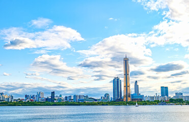Obraz premium Skyscrapers in Yeouido and Han River in Seoul taken during the daytime
