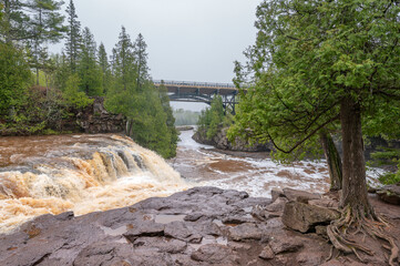 Obraz premium Foggy day at Gooseberry Falls State Park in Minnesota