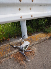 ガードレールに衝突し墜落し破損した空撮ドローン