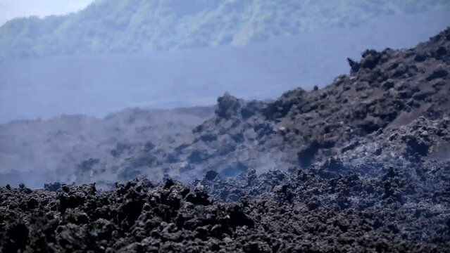 Colata lavica con rocce in movimento sul vulcano Etna in Sicilia