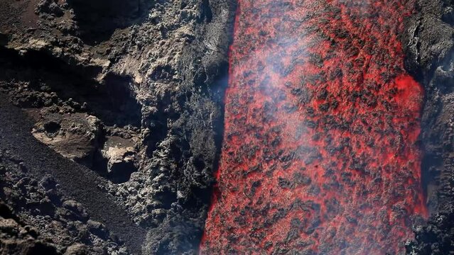 Colata lavica  che scorre in dettaglio - lava durante l' eruzione sul vulcano Etna