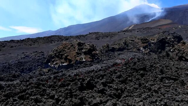 Coul&eacute;e de lave avec des roches en mouvement sur le volcan Etna en Sicile
