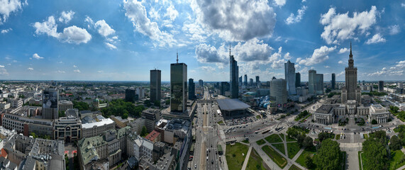 Centrum Warszawy, widok na wieżowce i biurowce, zbliżenie z lotu ptaka z drona, słońce, wiosna, niebieskie niebo, panorama miasta
