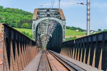 Eisenbahnbrücke aus Metall in Linz an der Donau
