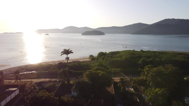 Vis&atilde;o a&eacute;rea sobre as casas, telhados, igrejas e ruas da cidade colonial de Paraty no estado do Rio de Janeiro, Brasil