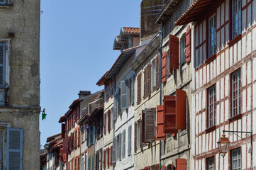 Fototapeta na wymiar Bâtiments anciens dans une rue de la ville de Bayonne, au Pays Basque