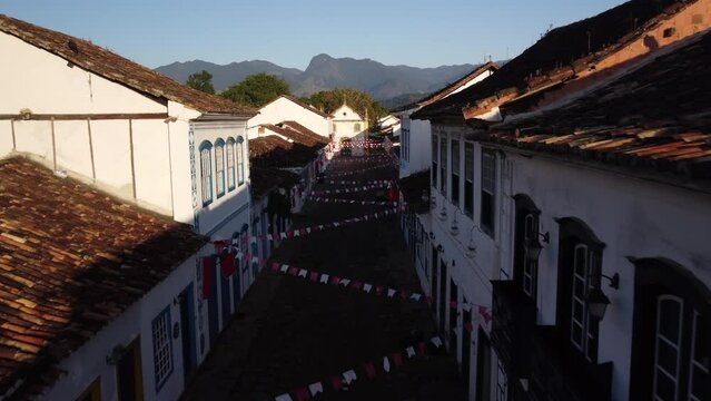 Vis&atilde;o a&eacute;rea sobre as casas, telhados, igrejas e ruas da cidade colonial de Paraty no estado do Rio de Janeiro, Brasil