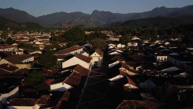 Vis&atilde;o a&eacute;rea sobre as casas, telhados, igrejas e ruas da cidade colonial de Paraty no estado do Rio de Janeiro, Brasil