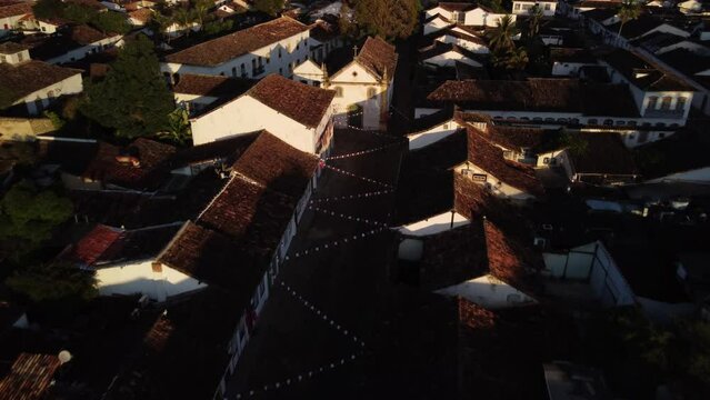 Vis&atilde;o a&eacute;rea sobre as casas, telhados, igrejas e ruas da cidade colonial de Paraty no estado do Rio de Janeiro, Brasil