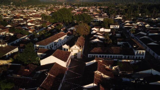 Vis&atilde;o a&eacute;rea sobre as casas, telhados, igrejas e ruas da cidade colonial de Paraty no estado do Rio de Janeiro, Brasil