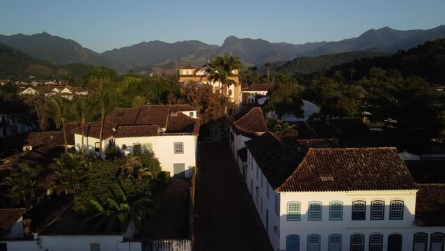 Vis&atilde;o a&eacute;rea sobre as casas, telhados, igrejas e ruas da cidade colonial de Paraty no estado do Rio de Janeiro, Brasil