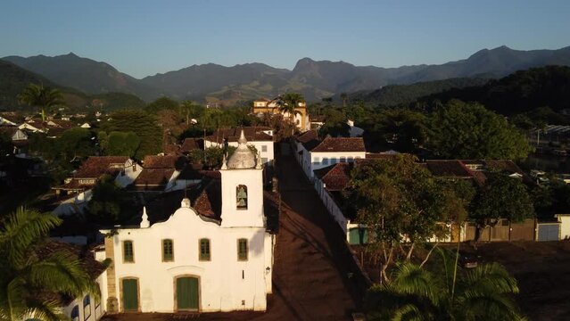 Vis&atilde;o a&eacute;rea sobre as casas, telhados, igrejas e ruas da cidade colonial de Paraty no estado do Rio de Janeiro, Brasil
