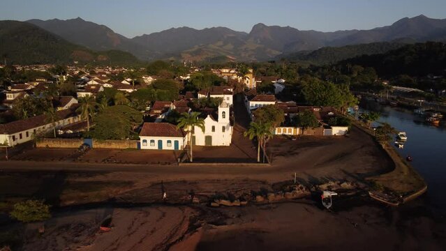 Vis&atilde;o a&eacute;rea sobre as casas, telhados, igrejas e ruas da cidade colonial de Paraty no estado do Rio de Janeiro, Brasil