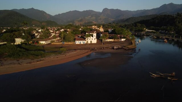 Vis&atilde;o a&eacute;rea sobre as casas, telhados, igrejas e ruas da cidade colonial de Paraty no estado do Rio de Janeiro, Brasil
