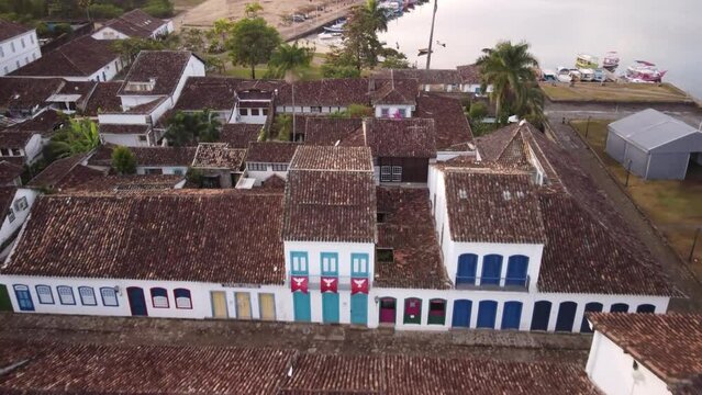 Vis&atilde;o a&eacute;rea sobre as casas, telhados, igrejas e ruas da cidade colonial de Paraty no estado do Rio de Janeiro, Brasil