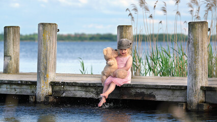 kleines Mädchen am See