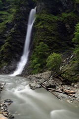 Wodospad w wąwozie Lichtensteinklamm w austriackich Alpach