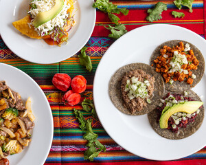 Tacos con tortilla azul