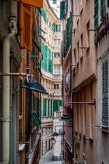 Vieille rue du centre historique de Gênes, Italie.