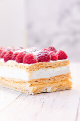 Pastel de milhojas con frambuesa