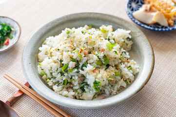 青菜としらすのもち麦チャーパン