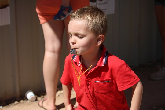 gar&ccedil;on sifflant avec un sifflet