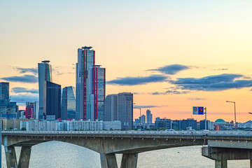 Obraz premium Cityscape of Yeouido skyscrapers in the business financial district taken in the evening sunset time in Seoul, South Korea