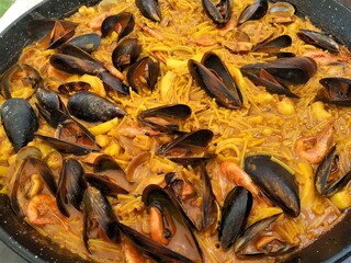 Cocinando una sabrosa fideuá