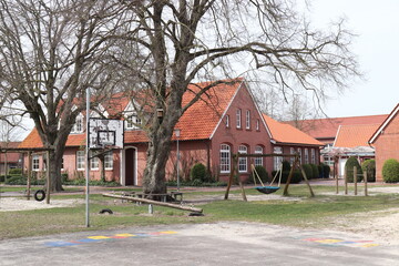Schulhaus. Schule. Grundschule.