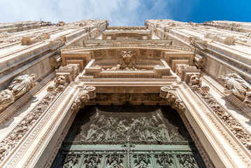 Katedra w Mediolanie, widok na rzeźbioną elewację frontową z drzwiami  - obrazy, fototapety, plakaty