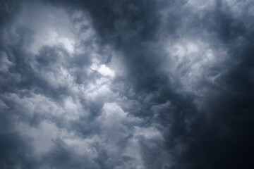 Obraz premium Dark thunderstorm clouds and clouds shining due to light grey color horizontal image