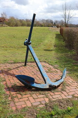 Alter Anker im Park.