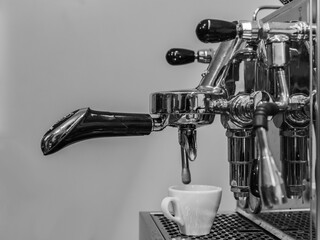 Espresso Maschine Nahaufnahme in schwarz-weiss