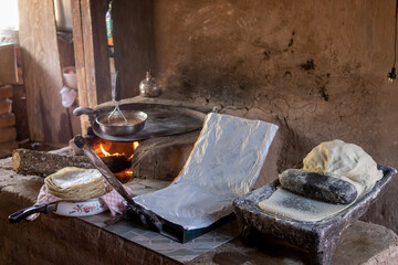 preparacion de nixtamal de maiz, para la elaboracion de tortillas torteadas en cocinas tradicionales mexicanas, en san gregorio, mixtlan, jalisco