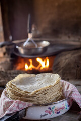 preparacion de nixtamal de maiz, para la elaboracion de tortillas torteadas en cocinas tradicionales mexicanas, en san gregorio, mixtlan, jalisco