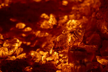 Fuego de roble dentro del horno de adobe, para preparar raicilla, en san gregorio, mixtlan, jalisco