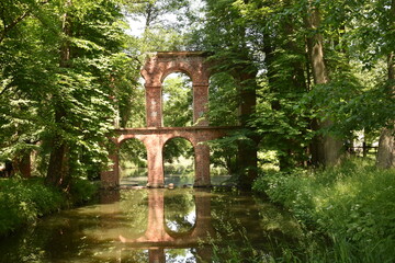 Akwedukt z cegły w starym parku, Polska