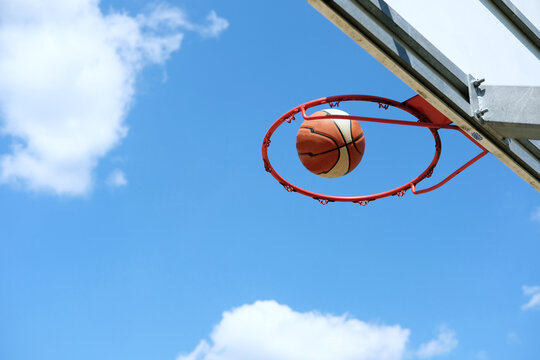 basketball in hoop - scoring points in game