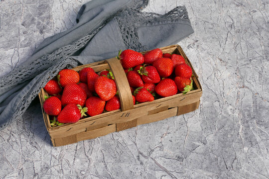 Korb mit reifen Erdbeeren.