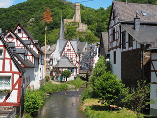 Monreal ist eine Ortsgemeinde im Tal der Elz im Landkreis Mayen-Koblenz im...