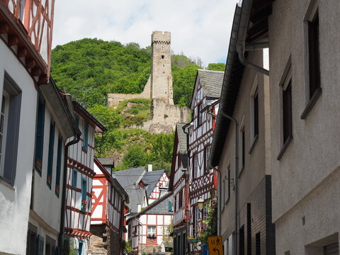 Monreal ist eine Ortsgemeinde im Tal der Elz im Landkreis Mayen-Koblenz im Land Rheinland-Pfalz