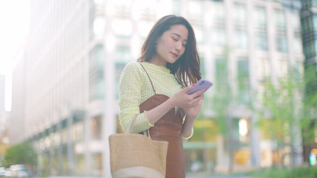 スマートフォンを見る若い女性